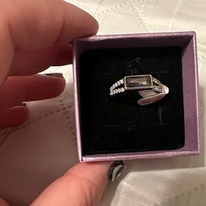 Stunning Silver and Clear Stone Women's Ring
